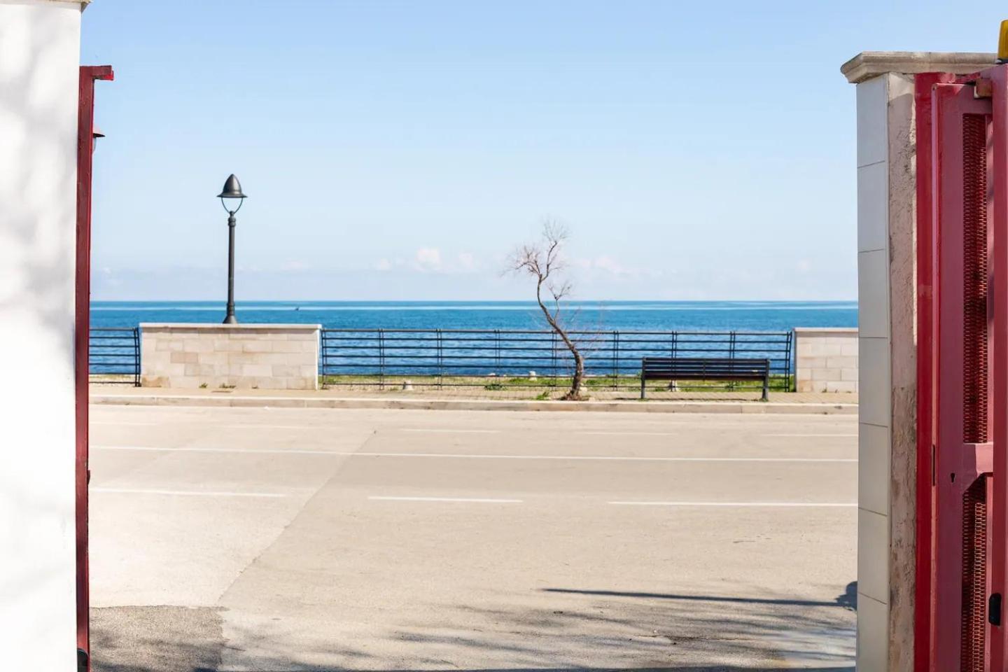 Seagull Apartments - Front And Sea View & Airport 바리 외부 사진